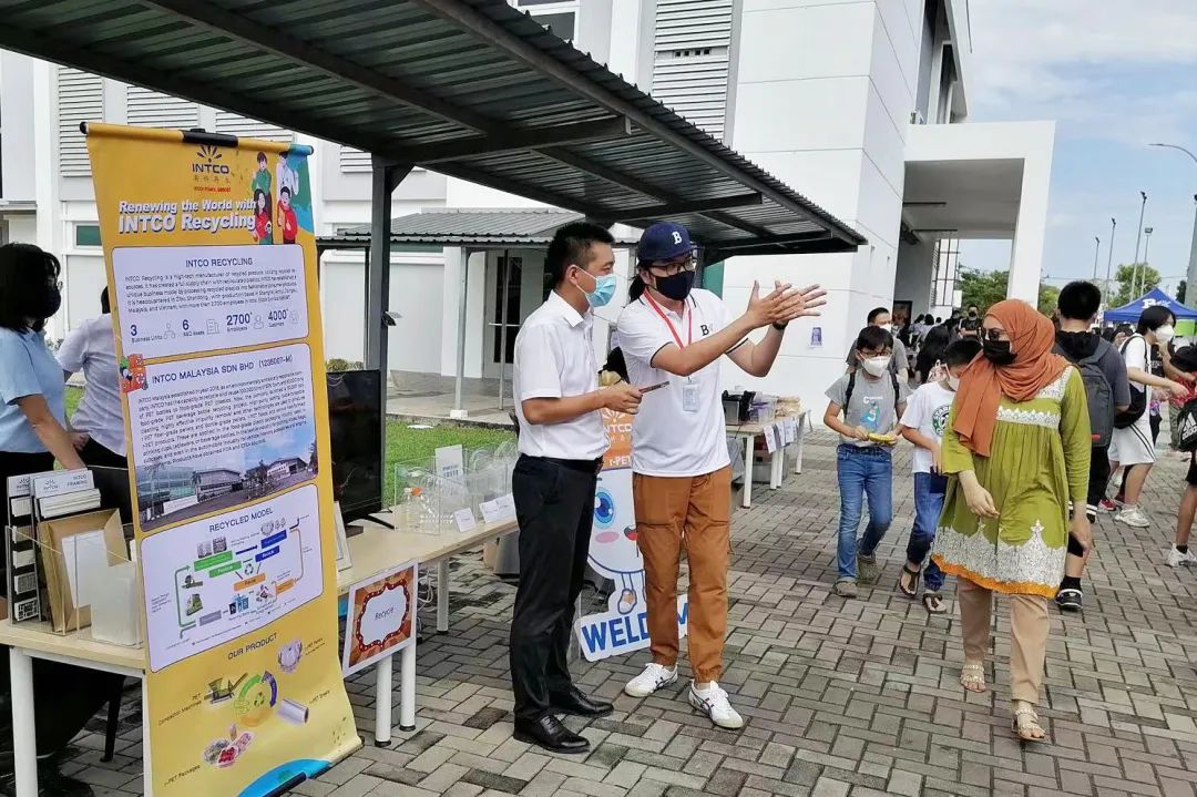 英科马来西亚厂长张艳红与学校老师讨论回收车的放置位置