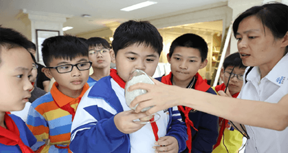 江海小学学生参观英科再生展厅，了解废弃塑料是如何变成高性能再生塑料颗粒。