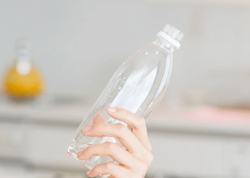 食品级再生 PET 塑料颗粒下游应用于灌装饮料瓶